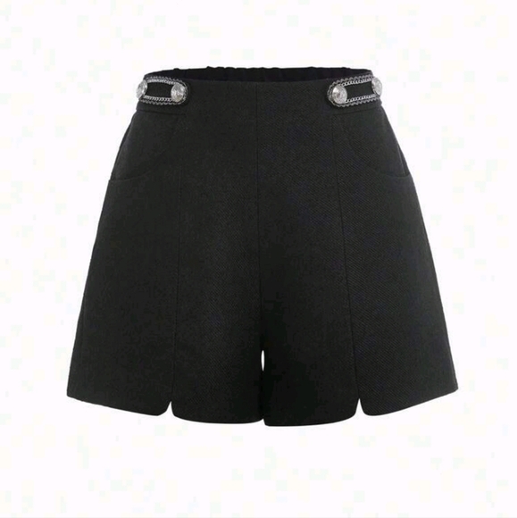CHAIN BUTTON DECOR SLANT POCKET SHORTS